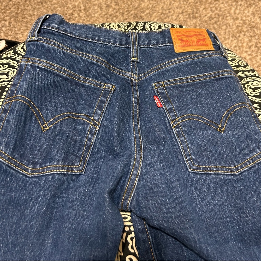 Levi’s - Picture 2 of 4